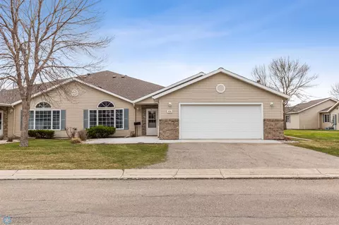 404 30th St N, Moorhead, MN 56560