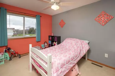 Bedroom - 215 Red School Ln, Kellogg, MN 55945 photo 3 of 8