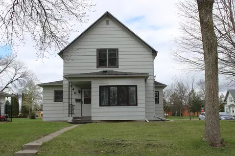 646 Oak St NE, Hutchinson, MN 55350