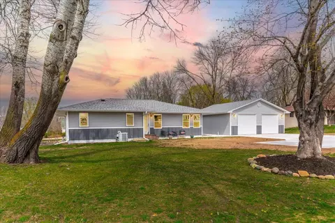 7446 15th St N, Oakdale, MN 55128
