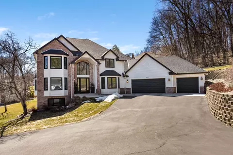 860 Fox Ct, Chanhassen, MN 55317