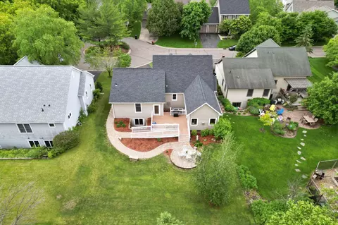 2703 Snowdrift Cir E, Maplewood, MN 55119