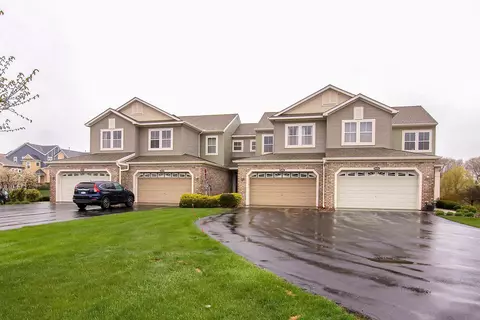 9466 Washington Cir, Chanhassen, MN 55317