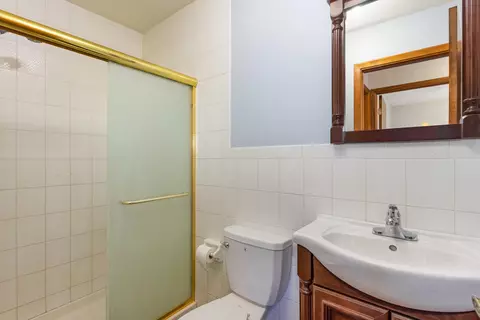Bath - 4253 Limestone Dr, Eagan, MN 55122 photo 2 of 3