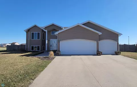1541 Johnson Dr, Moorhead, MN 56560