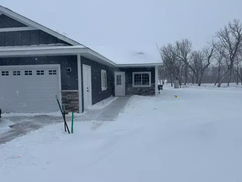 915 Golf Course Rd NW, Hutchinson, MN 55350