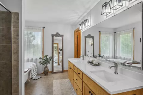 Bath - 3787 Drumcliffe Ct, Rosemount, MN 55068 photo 3 of 6