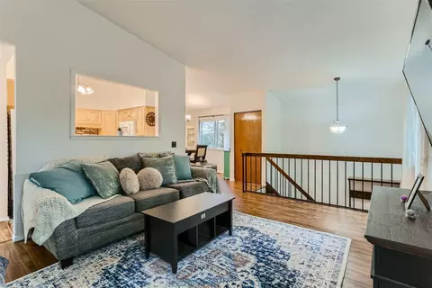 4821 Grenwich Way N, Oakdale, MN 55128