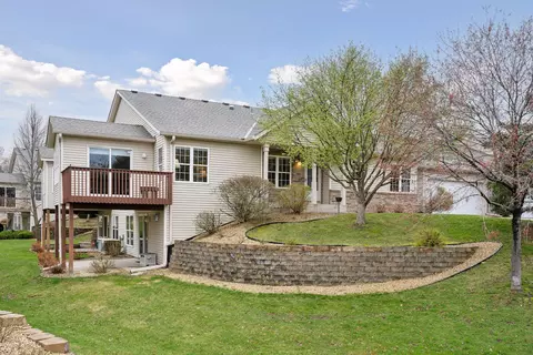 166 Wedgewood Dr, Mahtomedi, MN 55115