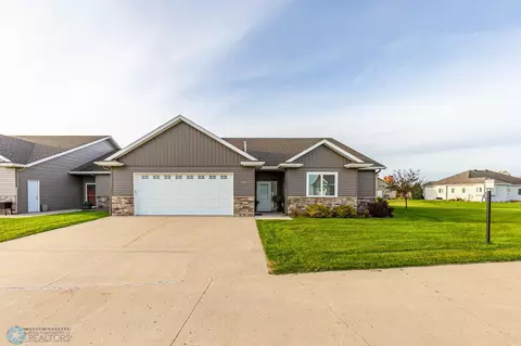 928 33rd St S, Moorhead, MN 56560