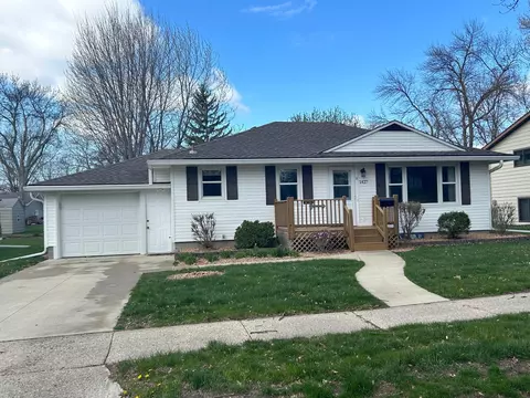 1427 Armstrong Ave N, Glencoe, MN 55336