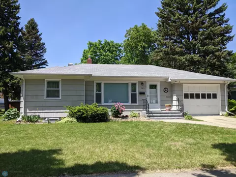 1025 9th St S, Moorhead, MN 56560