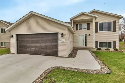 902 Sierra Ln, Saint Cloud, MN 56303