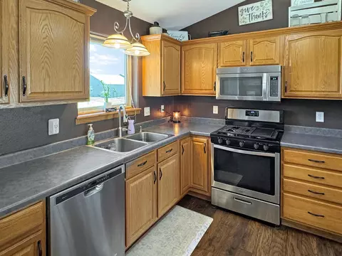 604 Genesis Ave, Marshall, MN 56258 photo 9