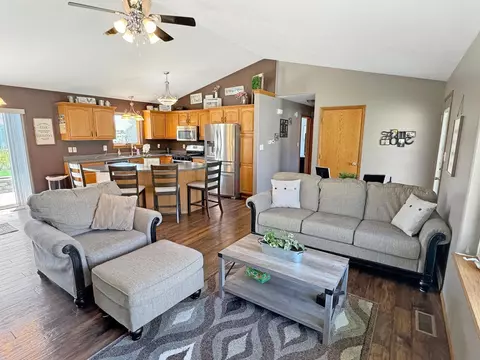 604 Genesis Ave, Marshall, MN 56258 photo 8