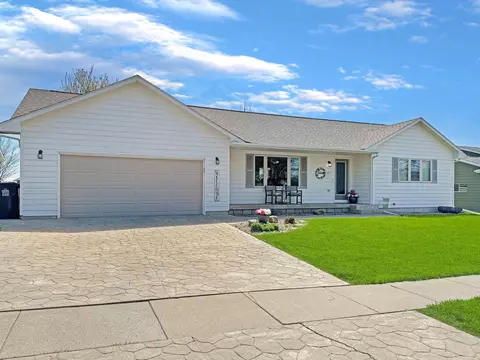 604 Genesis Ave, Marshall, MN 56258 photo 2