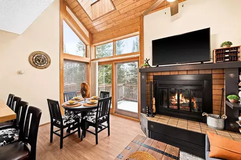527 Moose Mountain Dr, Lutsen, MN 55612