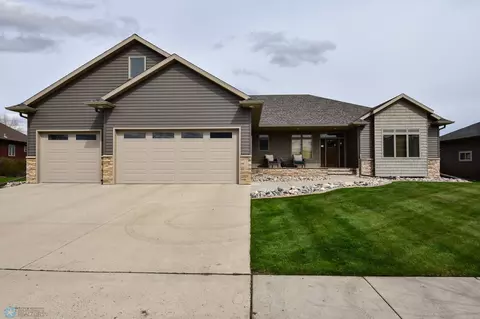 4318 39th St S, Moorhead, MN 56560