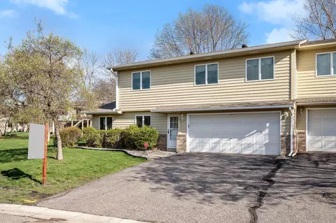 512 Oak Hill Cir, Chaska, MN 55318