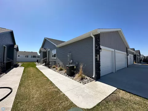 525 34th Way E, West Fargo, ND 58078