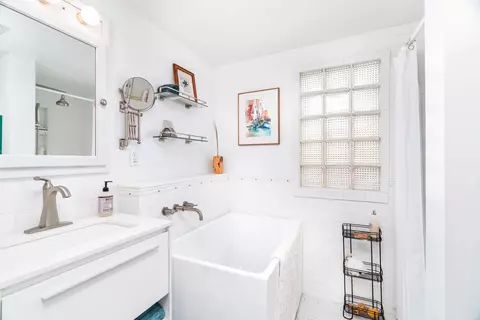 Bath - 3322 Minnesota Ave, Duluth, MN 55802 photo 1 of 2
