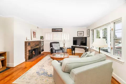 Living - 3322 Minnesota Ave, Duluth, MN 55802 photo 3 of 3
