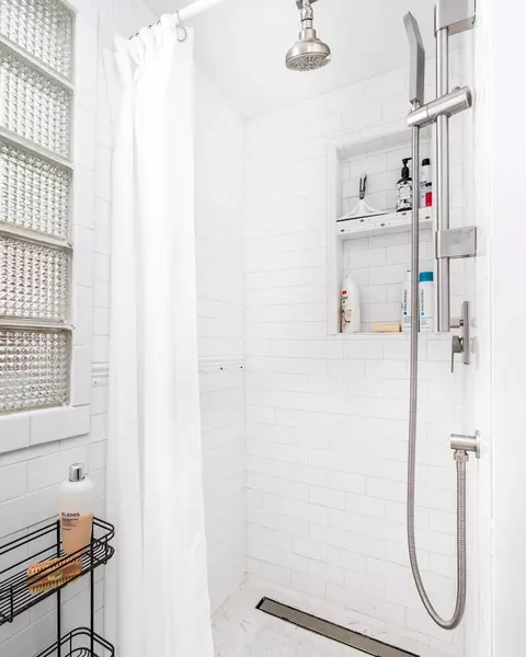 Bath - 3322 Minnesota Ave, Duluth, MN 55802 photo 2 of 2