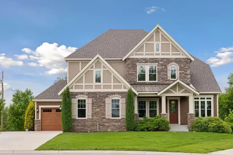 1460 Lakeway Ct, Chanhassen, MN 55317