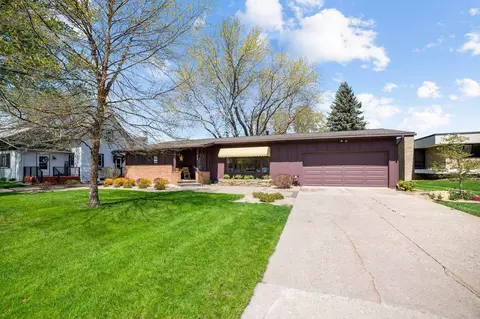524 E 1st St, Waconia, MN 55387