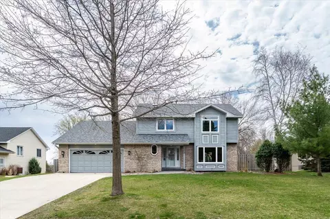 320 Wedgewood Dr, Mahtomedi, MN 55115