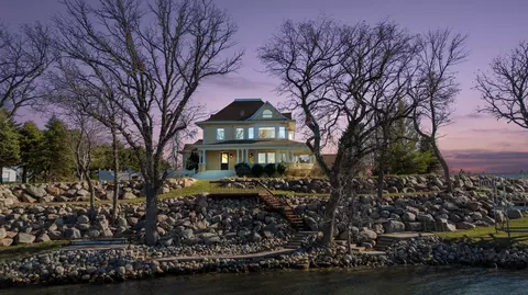 48072 Oak Bay Dr, Big Stone City, SD 57216