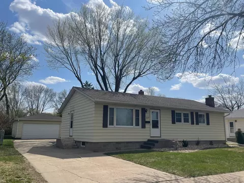 625 Southview Dr, Marshall, MN 56258