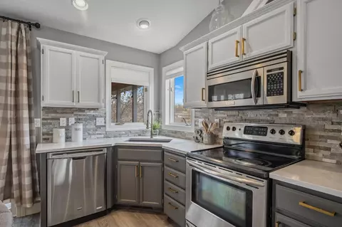 Kitchen - 150 Pondview Dr, Loretto, MN 55357 photo 5 of 7