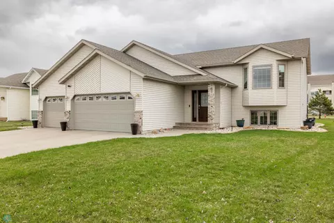 3528 Harrison St S, Fargo, ND 58104