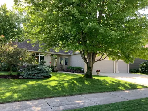 542 Hawthorne Woods Dr, Eagan, MN 55123