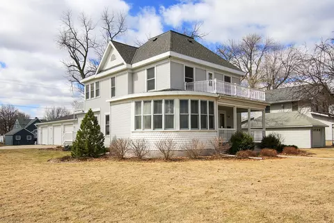 610 9th St S, Olivia, MN 56277