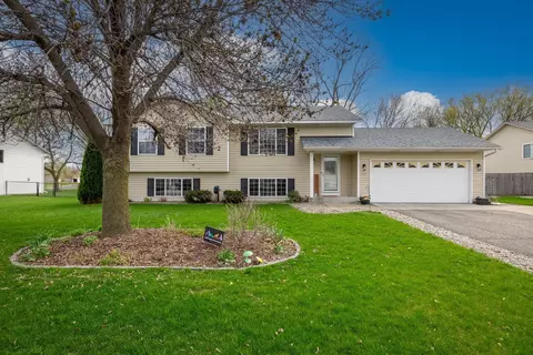 987 Lacy Ct, Belle Plaine, MN 56011