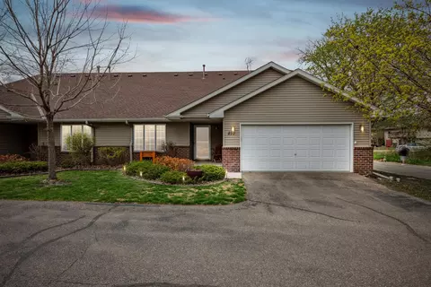 810 Matthew Dr, Chaska, MN 55318