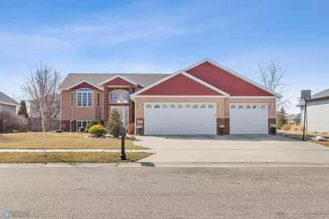 605 Lexington Ln, Moorhead, MN 56560
