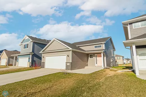 7418 18th St S, Fargo, ND 58104
