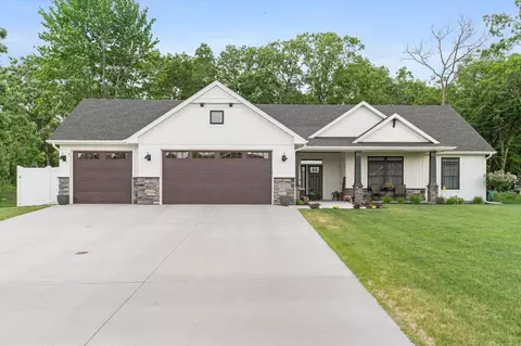 38076 Golden Oaks Trl, North Branch, MN 55056