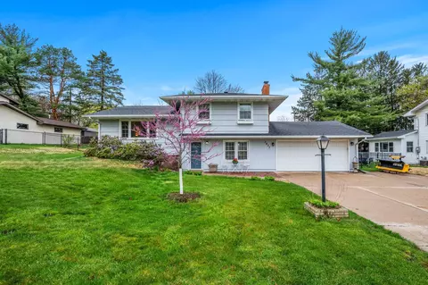 2437 Western Ave N, Roseville, MN 55113