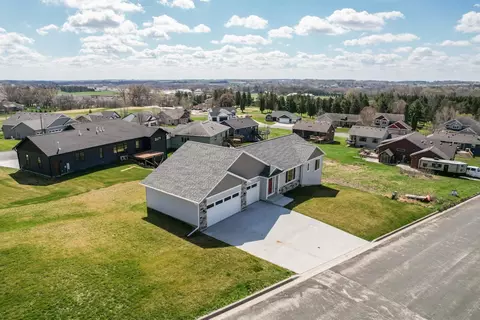 904 Golfview Ave, Zumbrota, MN 55992