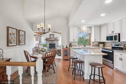 228 Wedgewood Dr, Mahtomedi, MN 55115