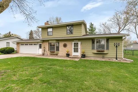 5835 Sandy Dr, Saint Cloud, MN 56303
