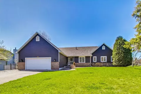 4872 Hillvale Ave N, Oakdale, MN 55128