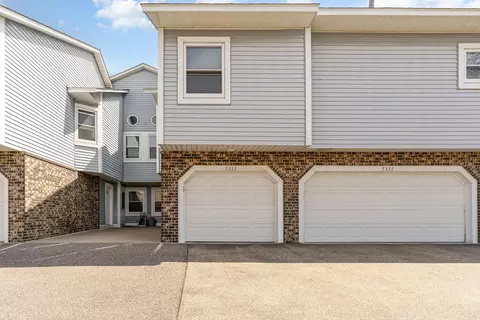 5333 Highpointe Dr, Bloomington, MN 55437