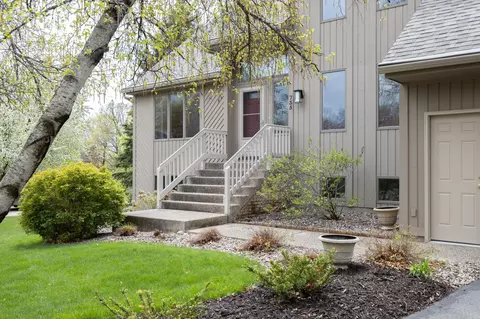 735 Bridle Ridge Rd, Eagan, MN 55123