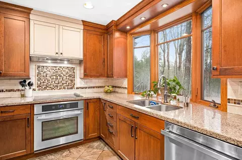 1922 Valhalla Dr, Duluth, MN 55811 photo 2