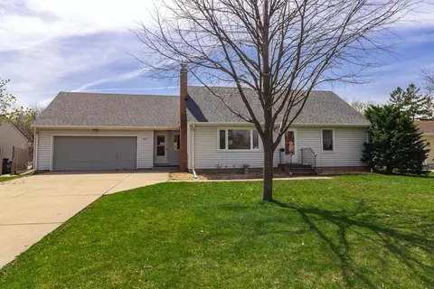1422 Shryer Ave W, Roseville, MN 55113